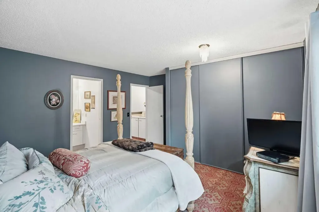 5810 Patina Drive SW Calgary AB T3H 2Y6