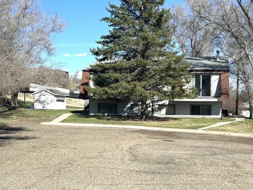 223 5 Street NW Medicine Hat AB T1A 7X9