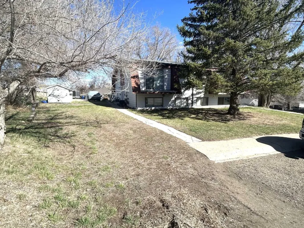 223 5 Street NW Medicine Hat AB T1A 7X9