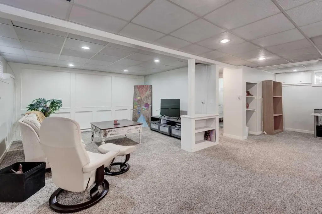 92 Chinook Drive SW Calgary AB T2V 2P9