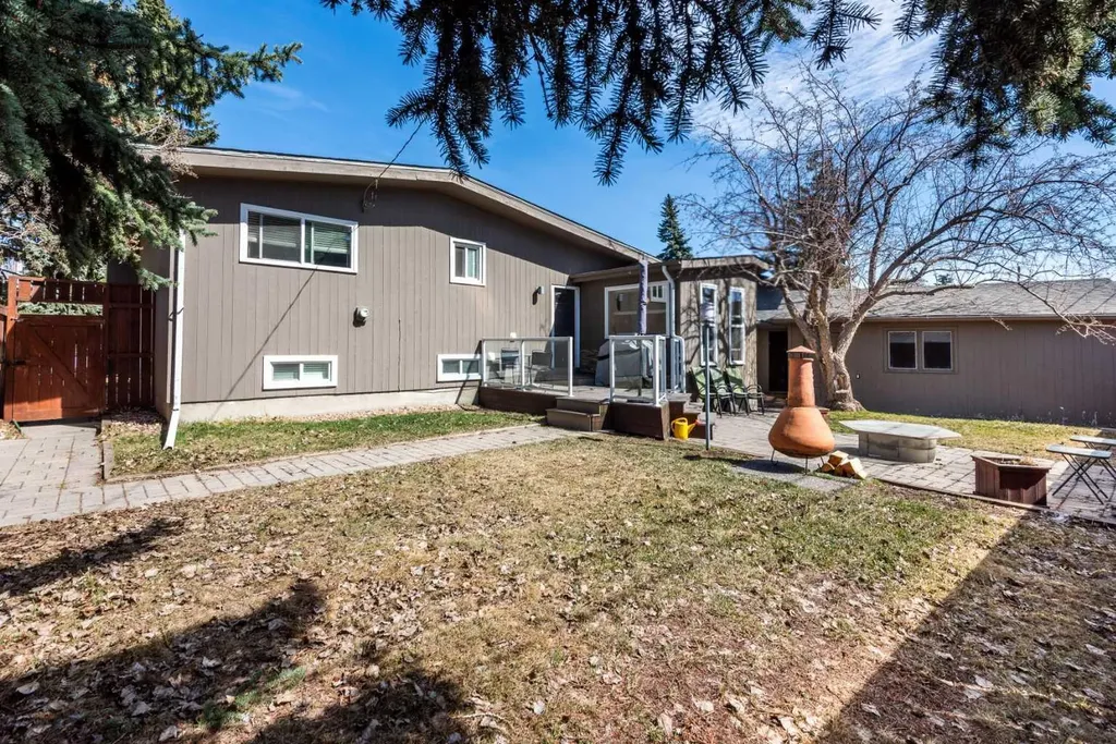 92 Chinook Drive SW Calgary AB T2V 2P9