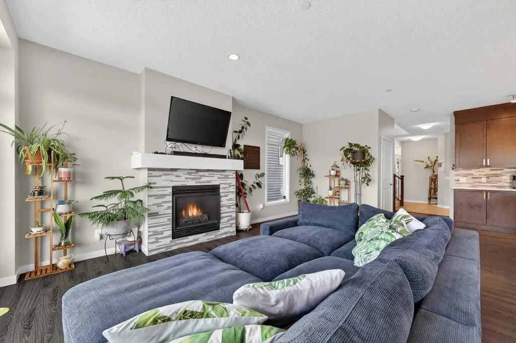 15 Fireside Crescent Cochrane AB T4C 2L4