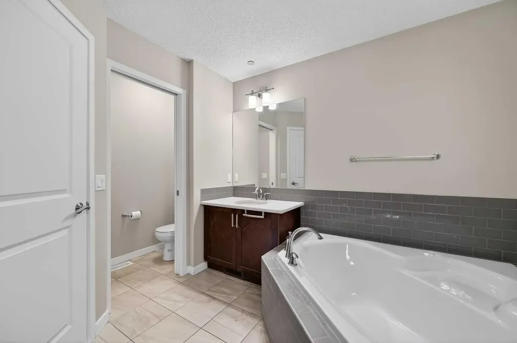 15 Fireside Crescent Cochrane AB T4C 2L4