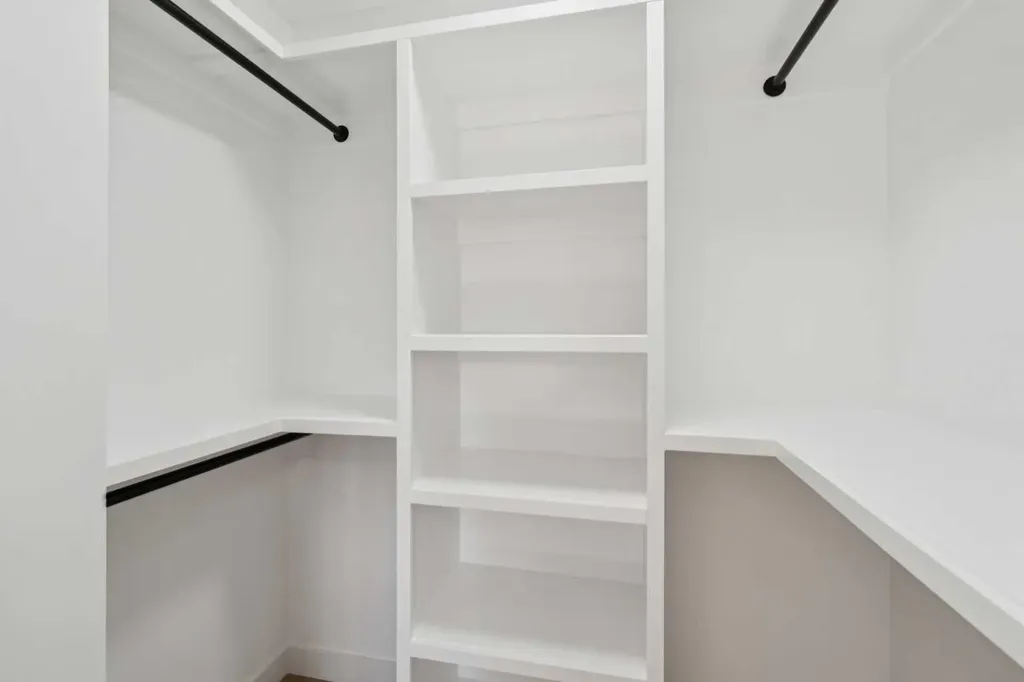 2511 38 Street NE Calgary AB T1Y 4M7