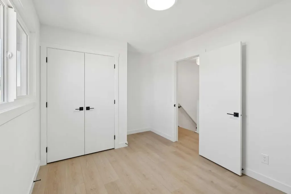2511 38 Street NE Calgary AB T1Y 4M7