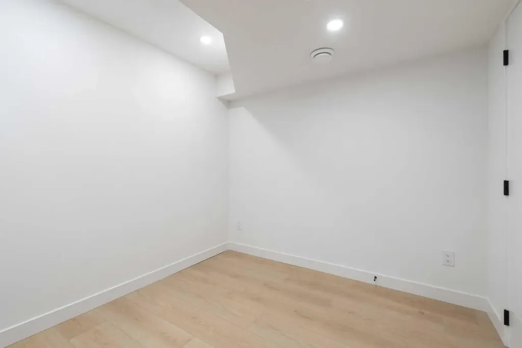 2511 38 Street NE Calgary AB T1Y 4M7