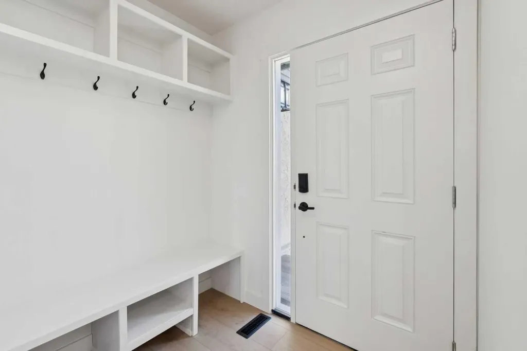 2511 38 Street NE Calgary AB T1Y 4M7