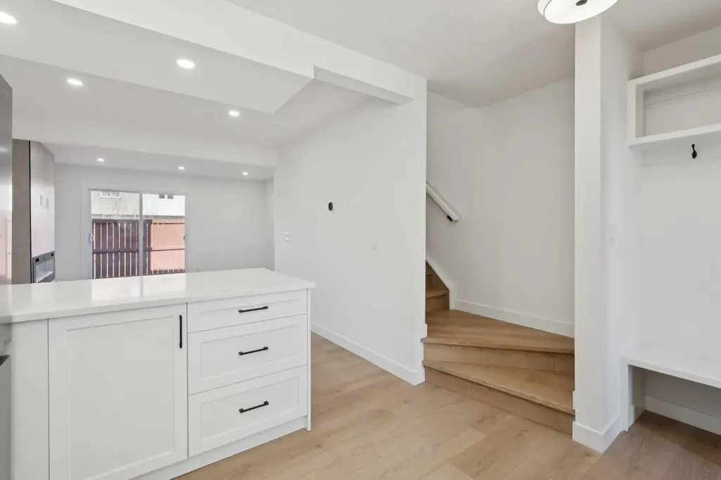 2511 38 Street NE Calgary AB T1Y 4M7