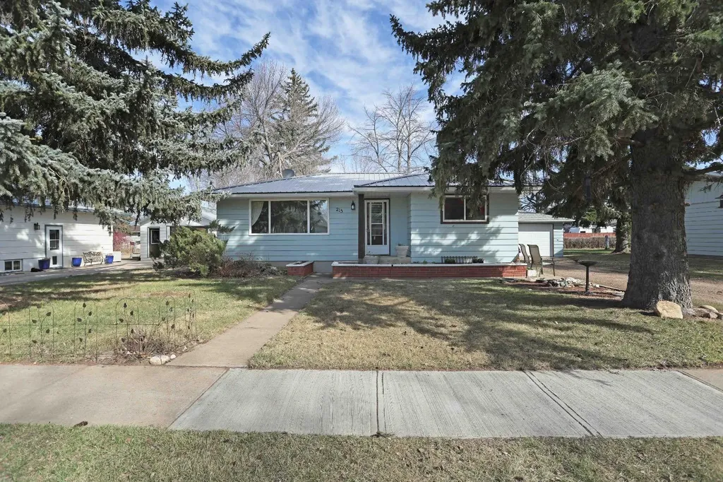 215 1 Street E Duchess AB T0J 0Z0