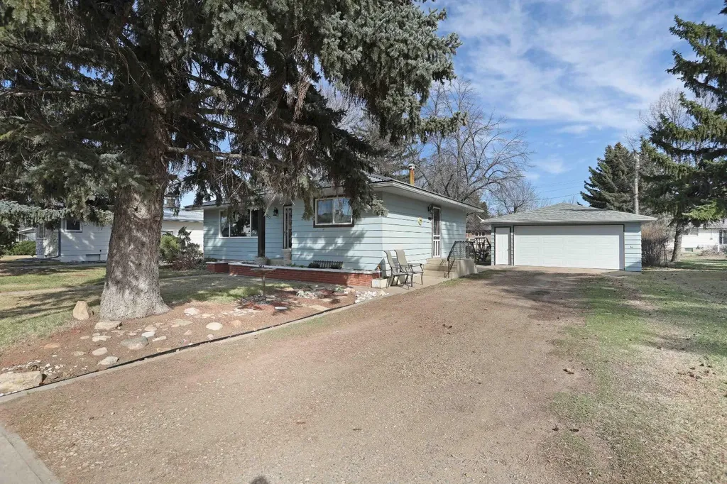 215 1 Street E Duchess AB T0J 0Z0