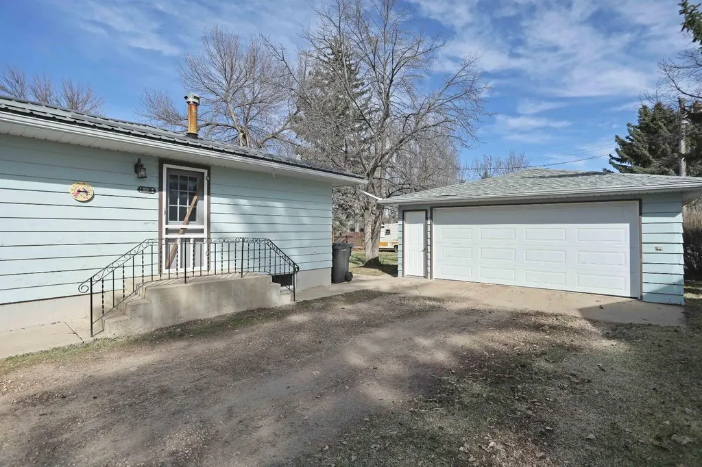 215 1 Street E Duchess AB T0J 0Z0