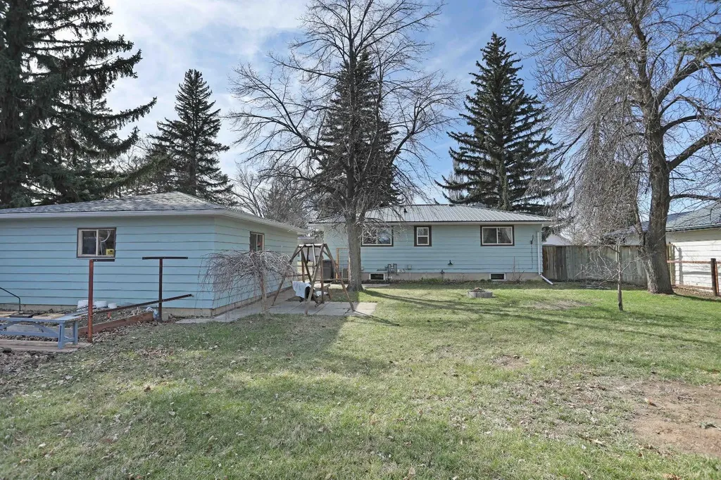 215 1 Street E Duchess AB T0J 0Z0