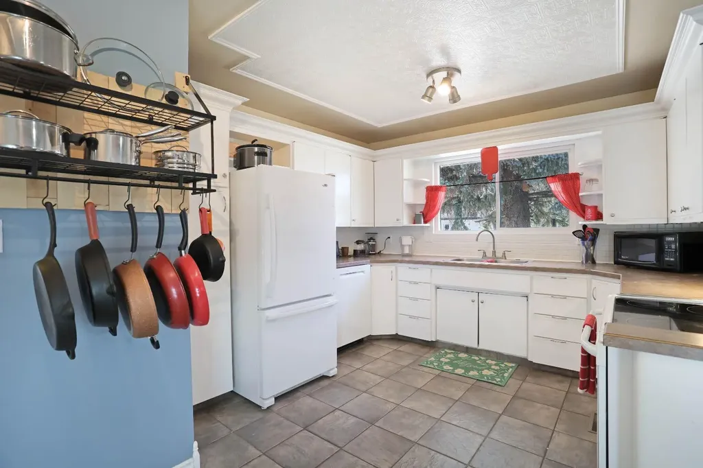 215 1 Street E Duchess AB T0J 0Z0