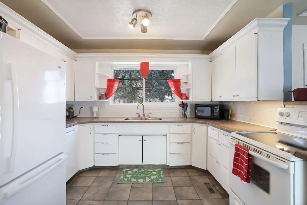 215 1 Street E Duchess AB T0J 0Z0