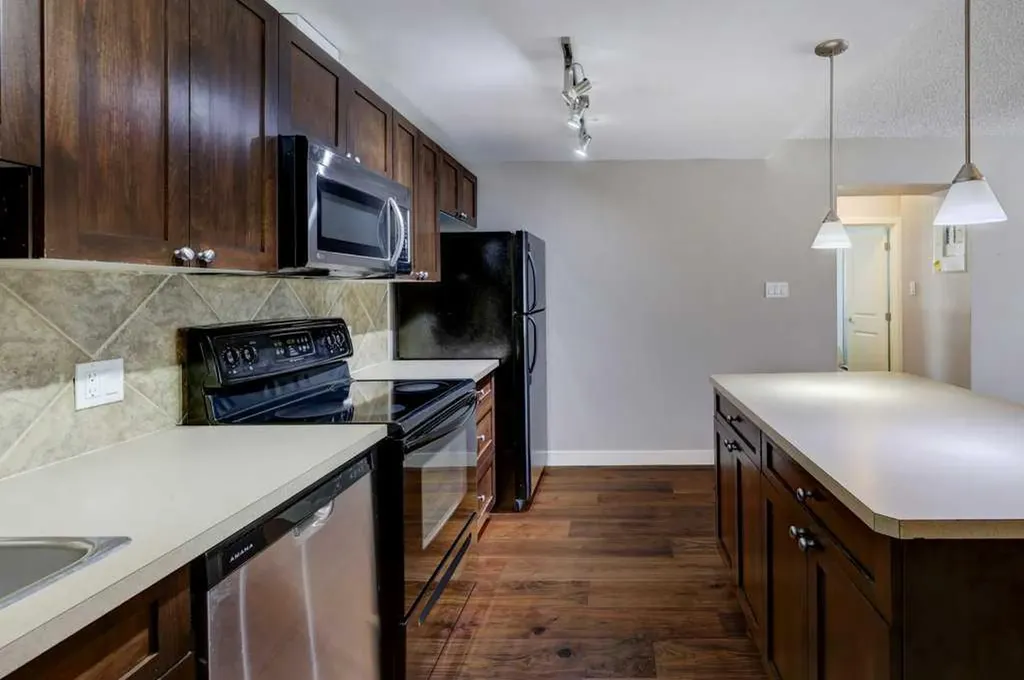 1025 14 Avenue SW Calgary AB T2R 0N9