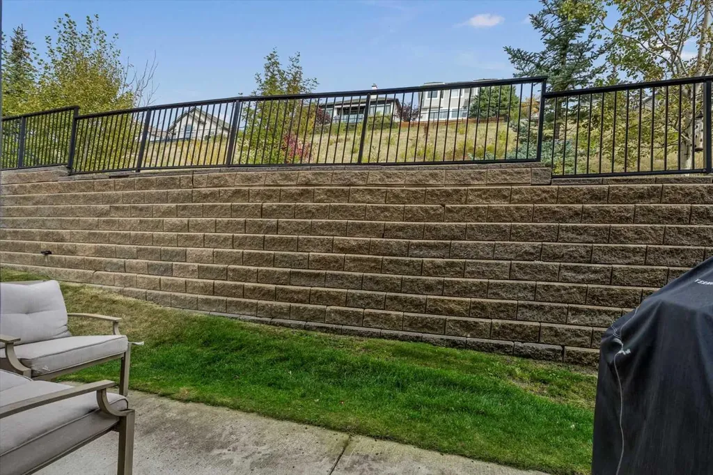 164 Rockyledge View NW Calgary AB T3G 6B2