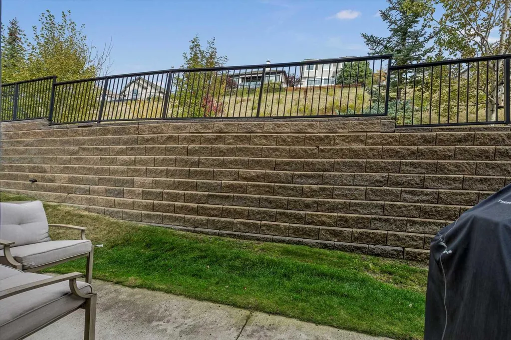 164 Rockyledge View NW Calgary AB T3G 6B2