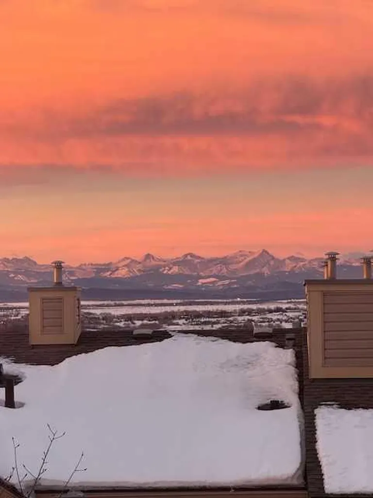 164 Rockyledge View NW Calgary AB T3G 6B2