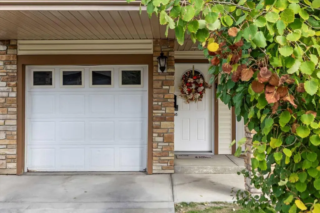 164 Rockyledge View NW Calgary AB T3G 6B2
