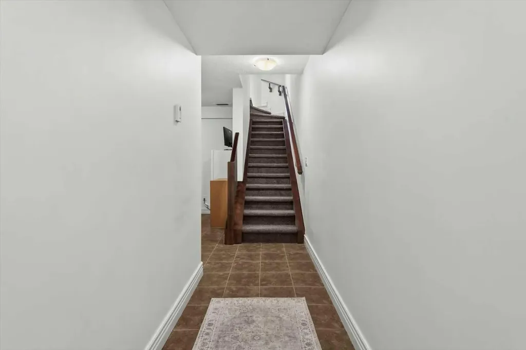 164 Rockyledge View NW Calgary AB T3G 6B2