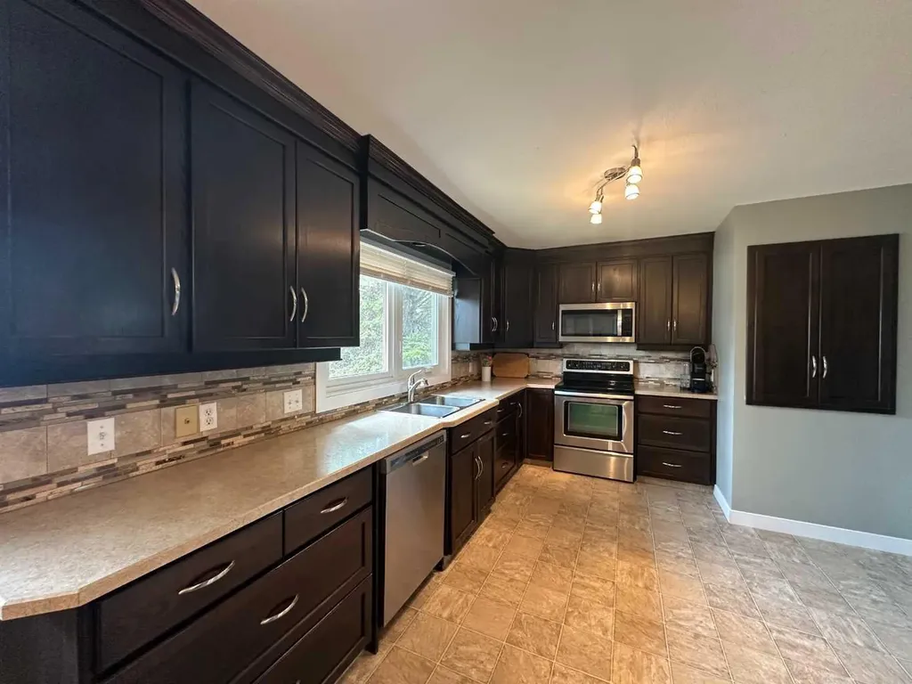 5002 57 Avenue Ponoka AB T4J 1G5