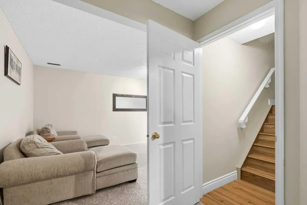 55 Cedarview Mews SW Calgary AB T2W6H8