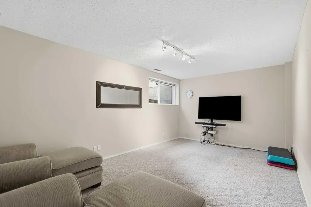 55 Cedarview Mews SW Calgary AB T2W6H8