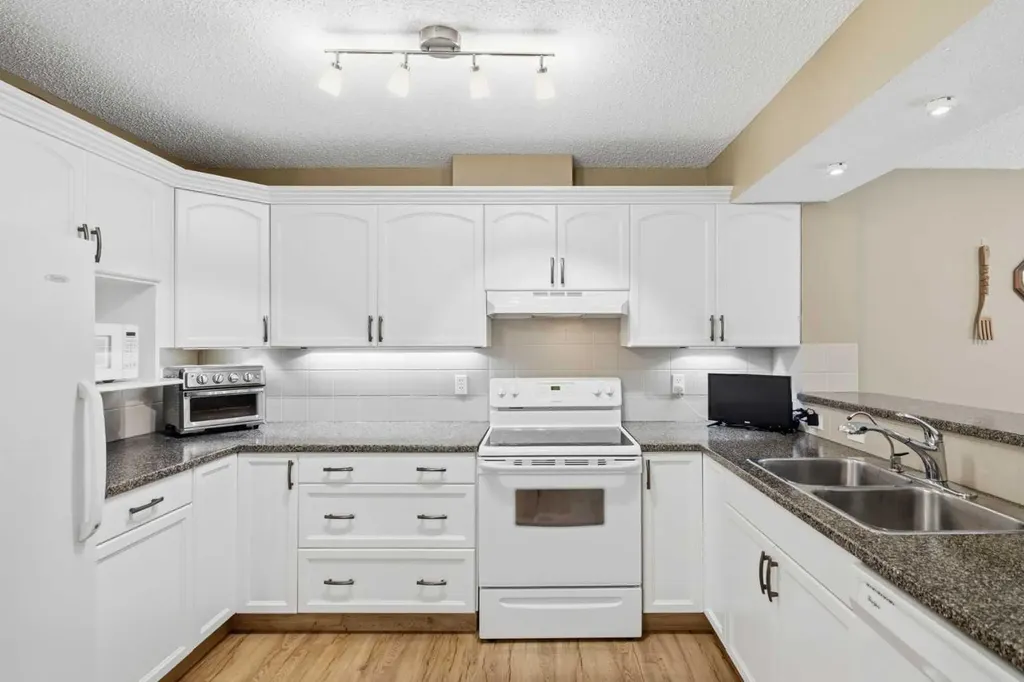 55 Cedarview Mews SW Calgary AB T2W6H8