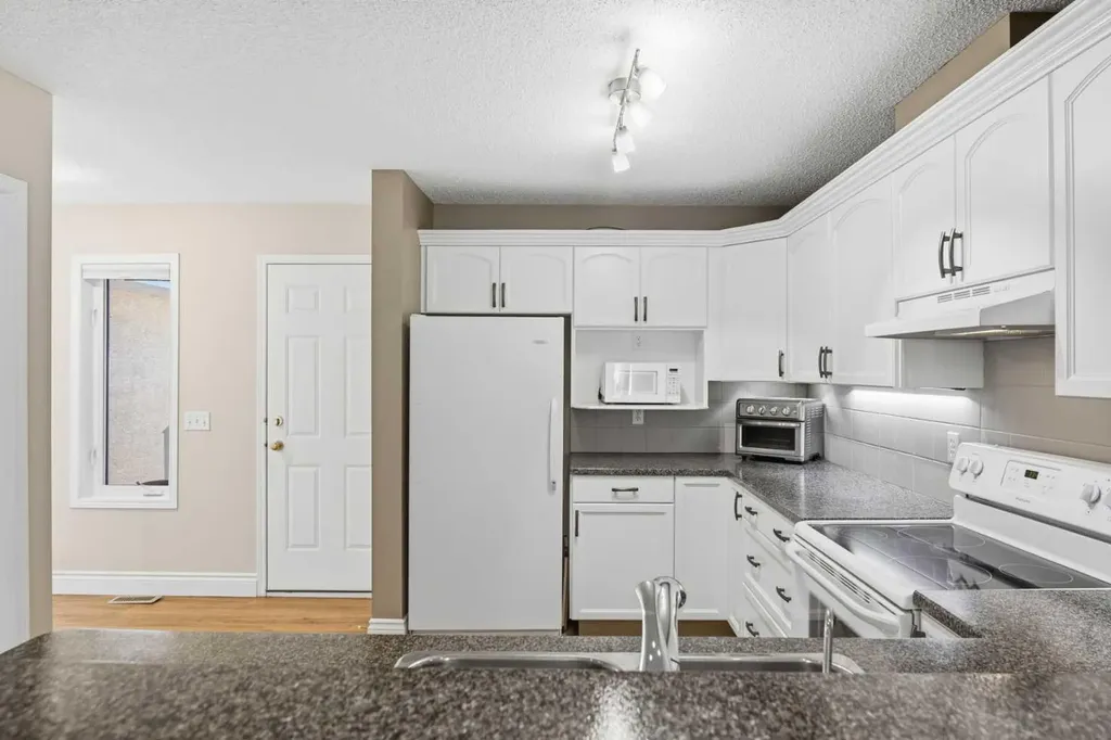 55 Cedarview Mews SW Calgary AB T2W6H8
