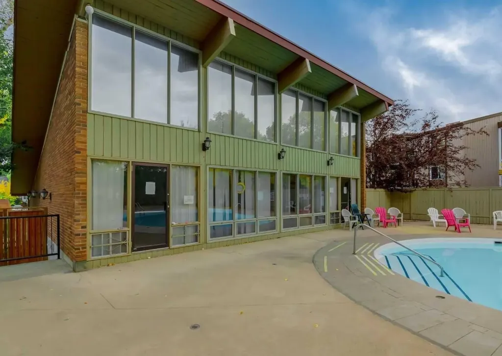 8948 Elbow Drive SW Calgary AB T2V 0H9