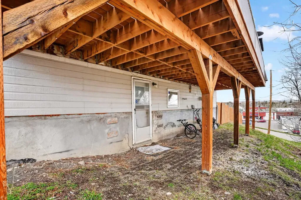 943 East Avenue Pincher Creek AB T0K 1W0
