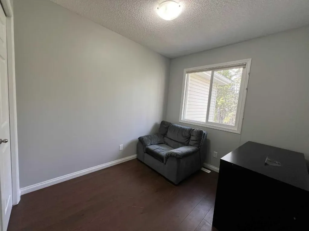 624 41 Street Edson AB T7E 1A4