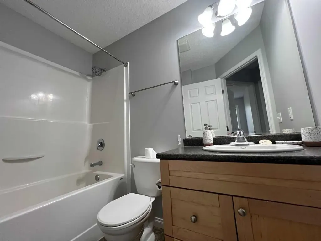 624 41 Street Edson AB T7E 1A4