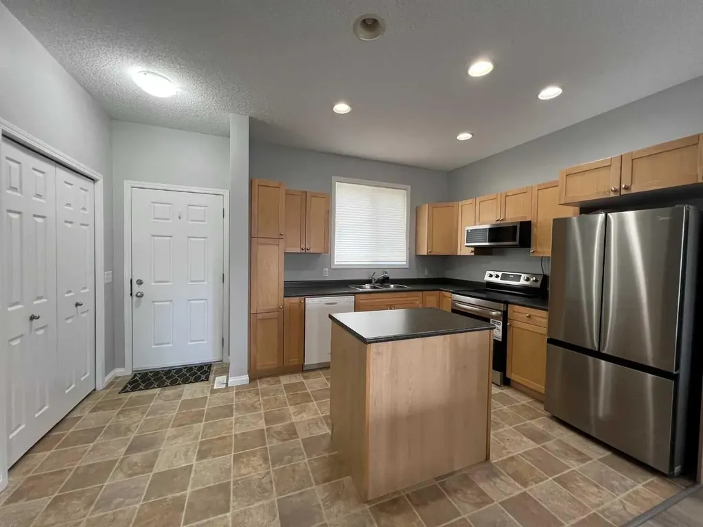 624 41 Street Edson AB T7E 1A4