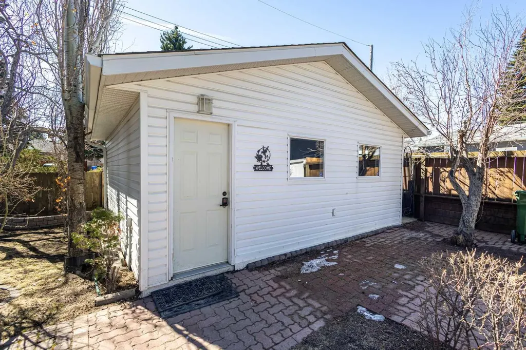 811 Seattle Drive SW Calgary AB T2W 0M9