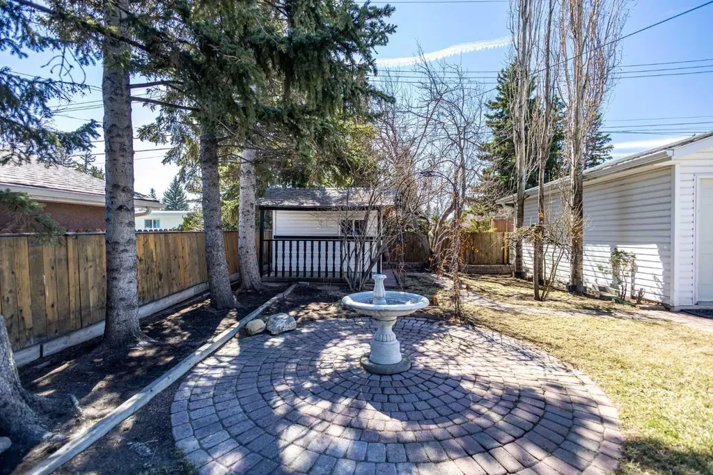 811 Seattle Drive SW Calgary AB T2W 0M9