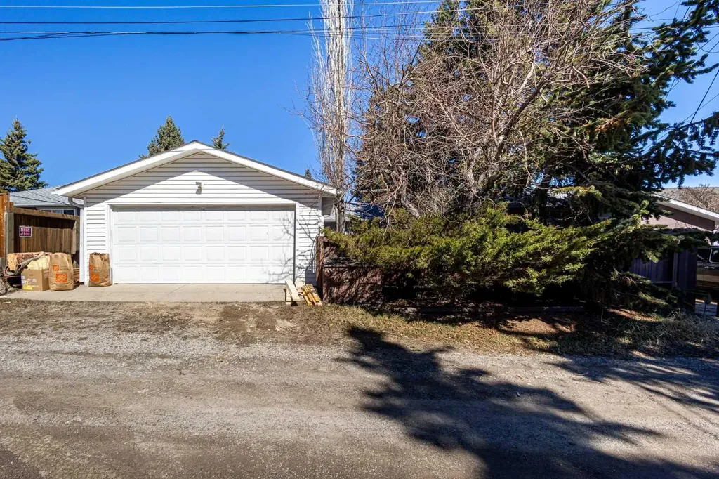 811 Seattle Drive SW Calgary AB T2W 0M9