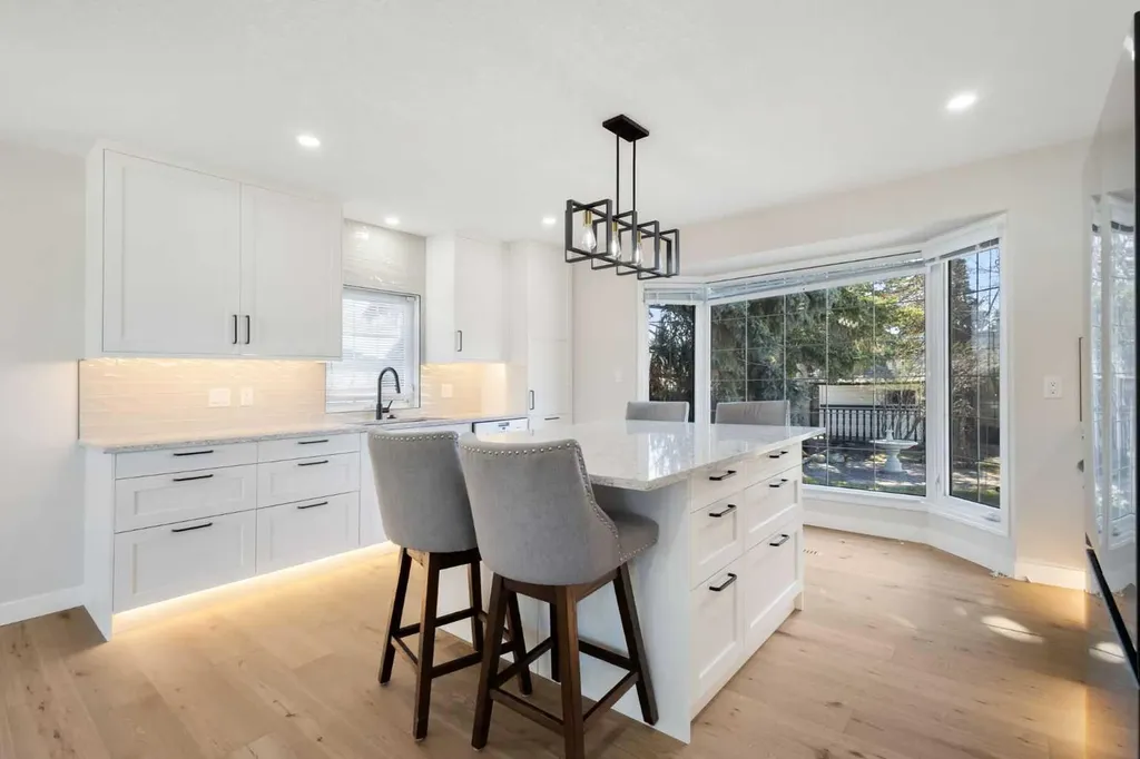 811 Seattle Drive SW Calgary AB T2W 0M9