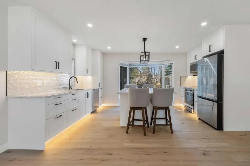 811 Seattle Drive SW Calgary AB T2W 0M9