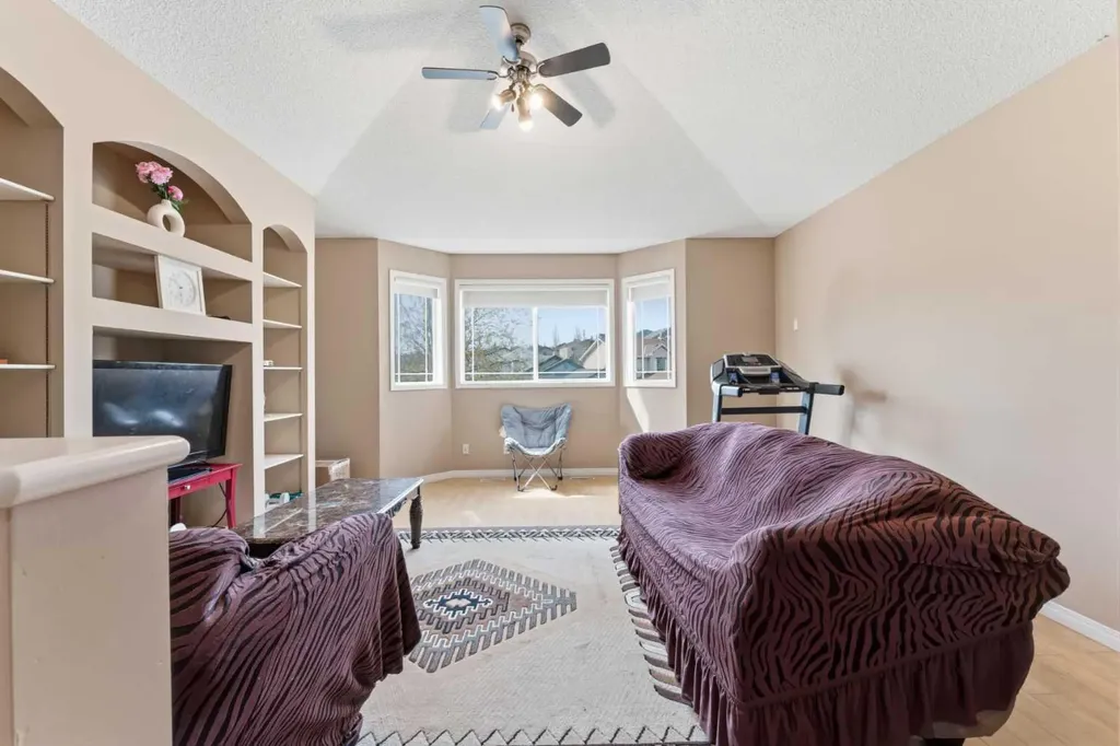 21 Panamount Crescent NW Calgary AB T3K 5L7