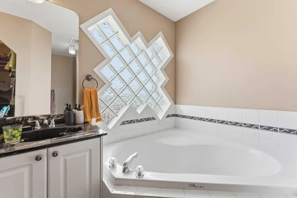 21 Panamount Crescent NW Calgary AB T3K 5L7