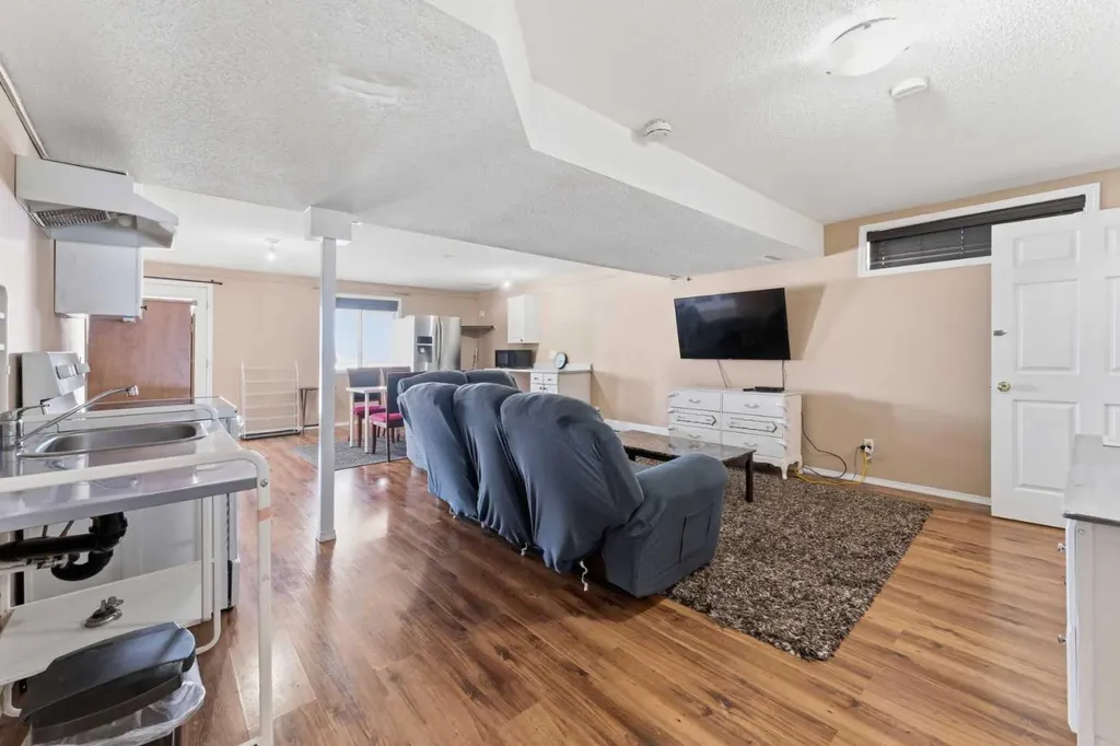 21 Panamount Crescent NW Calgary AB T3K 5L7