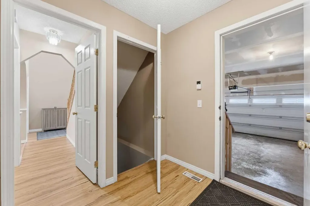 21 Panamount Crescent NW Calgary AB T3K 5L7