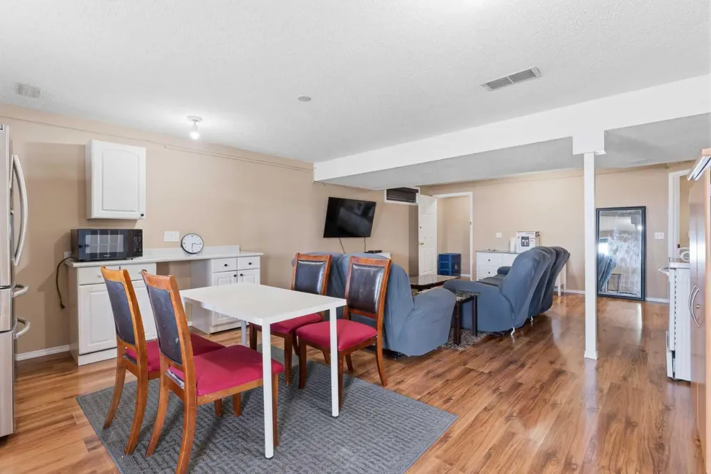 21 Panamount Crescent NW Calgary AB T3K 5L7