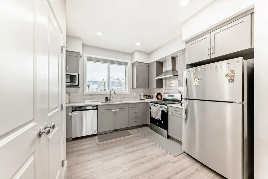 33 Savanna Manor NE Calgary AB T3J 2J8