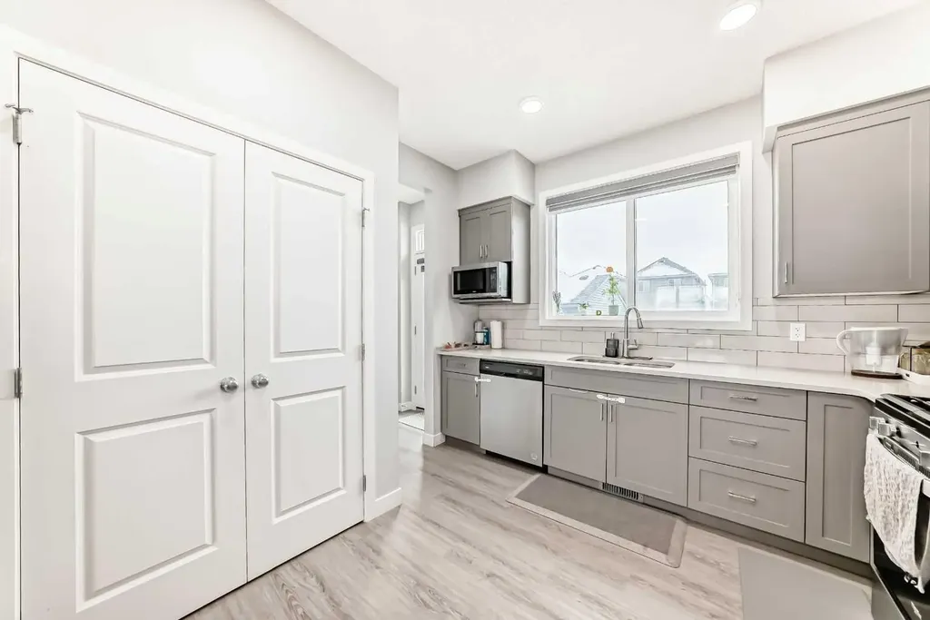 33 Savanna Manor NE Calgary AB T3J 2J8
