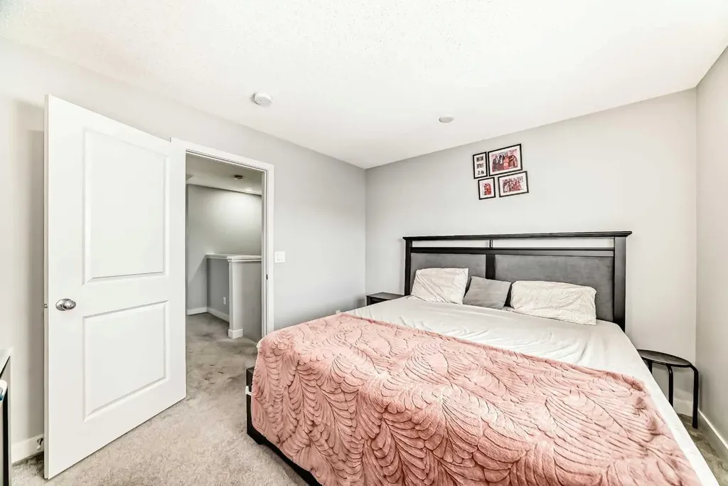 33 Savanna Manor NE Calgary AB T3J 2J8
