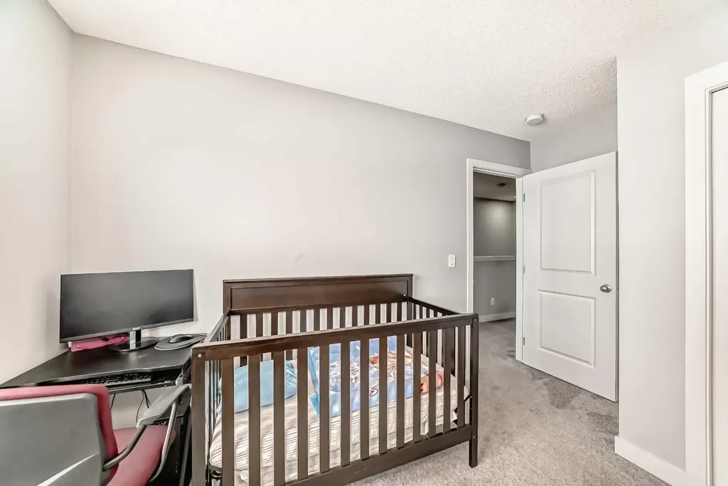 33 Savanna Manor NE Calgary AB T3J 2J8