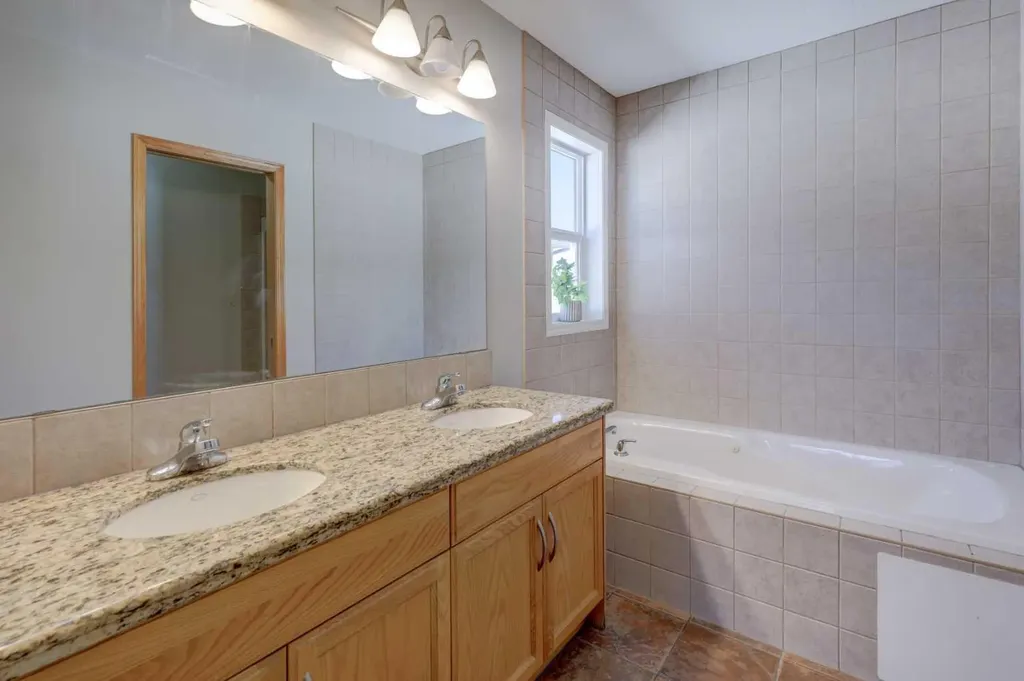 17 Royal Birch Way NW Calgary AB T3G 5X8