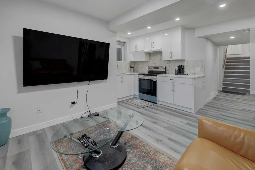 17 Royal Birch Way NW Calgary AB T3G 5X8